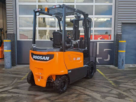 Chariots électriques à 4 roues 2023  Doosan B25X-7 Plus (3)