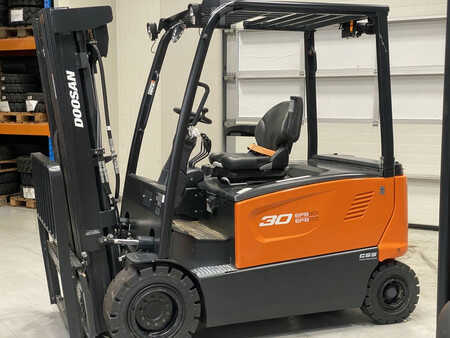 Chariots électriques à 4 roues 2023  Doosan B30X-7 (2)