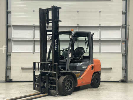 Dieselový VZV 2013  Toyota 02-8FDF30 (1)