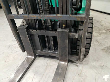 Dieselový VZV 2005  Mitsubishi FD30NT (7)