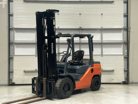 Dieselový VZV 2022  Toyota 52-8FDF30 (1)