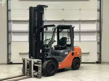 Dieselstapler 2015  Toyota 02-8FDJF35 (1)
