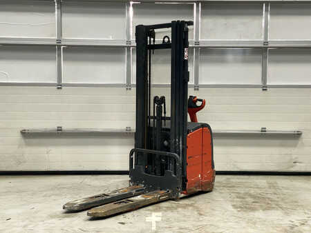 Apilador conductor incorporado  Linde L16 (1)