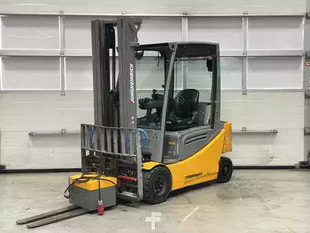 Eléctrica de 4 ruedas 2021  Jungheinrich EFG 320 (1)