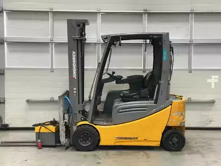 Eléctrica de 4 ruedas 2021  Jungheinrich EFG 320 (2)