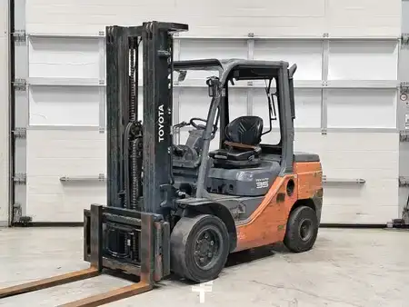 Empilhador diesel 2021  Toyota 52-8FDJF35 (1)