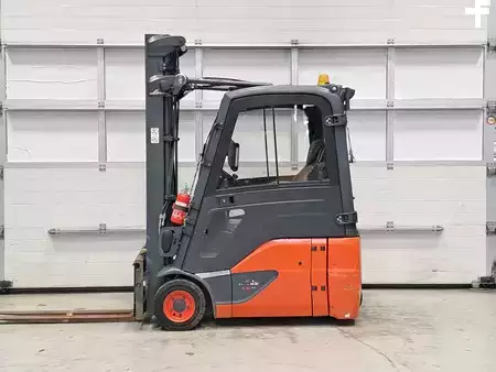 3-wiel elektrische heftrucks  Linde E16-02 (2)