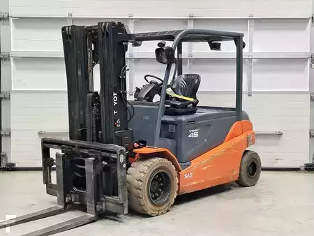 Elektryczne 4-kołowe 2017  Toyota 8FBMT45 (1)