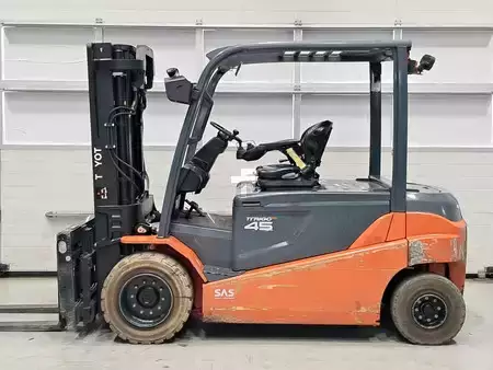 Elektryczne 4-kołowe 2017  Toyota 8FBMT45 (2)