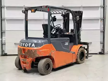 Elektryczne 4-kołowe 2017  Toyota 8FBMT45 (4)