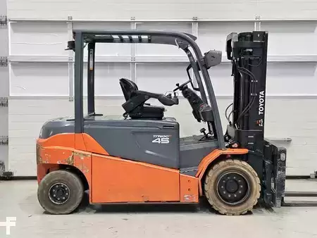 Elektryczne 4-kołowe 2017  Toyota 8FBMT45 (5)