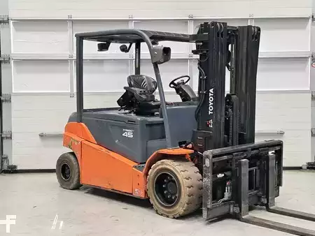 Elektryczne 4-kołowe 2017  Toyota 8FBMT45 (6)