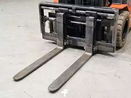 Elektryczne 4-kołowe 2017  Toyota 8FBMT45 (7)