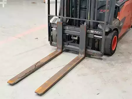 3-wiel elektrische heftrucks  Linde E20L-02 (7)