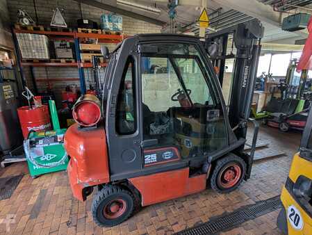 Nestekaasutrukki 2002  Nissan UD 02A25PQ (1)