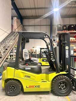 Elektromos 4 kerekű 2025  Clark Gabelstapler L25XE (1)