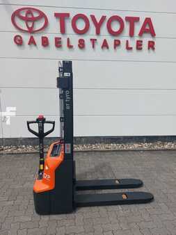 Pallet Stackers  Toyota SHE100 BT Tyro (1)