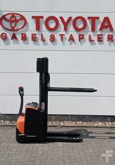 Stapelaars  Toyota SWE120L (2)