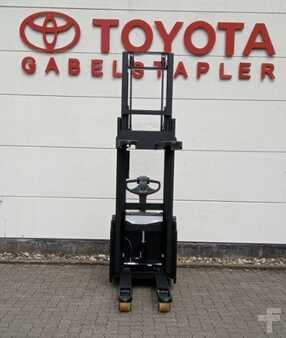 Pallet Stackers - Toyota BT SWE140L (9)