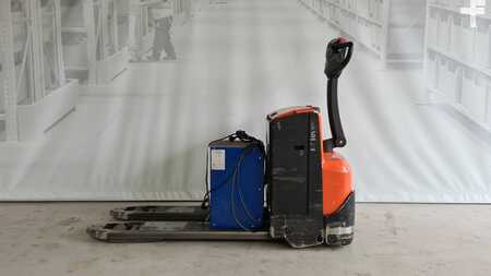 Electric Pallet Trucks - Toyota LWE 200 (2)