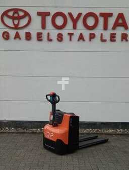 Porta-paletes elétrico 2024  Toyota LWE 200 (1)