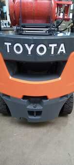 Chariot élévateur gaz 2022  Toyota 02-8FGKF20 (11)