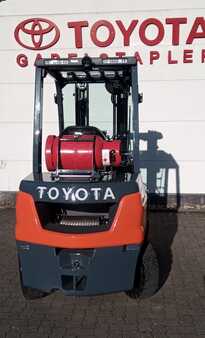 Gázüzemű targoncák - Toyota 02-8FGF30 (4)
