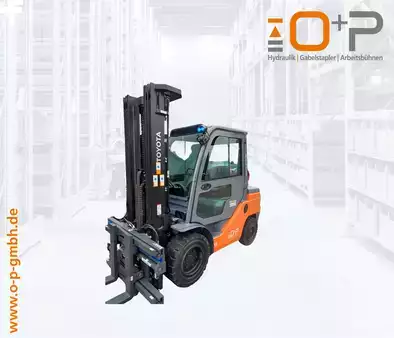 Empilhador a gás 2022  Toyota 02-8FGJF35 (1)