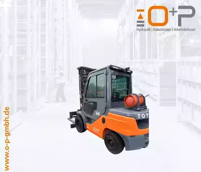 Empilhador a gás 2022  Toyota 02-8FGJF35 (2)