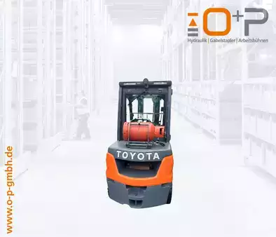 Empilhador a gás 2022  Toyota 02-8FGJF35 (4)