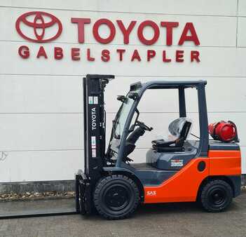 LPG Forklifts 2024  Toyota 02-8FGJF35 (1)