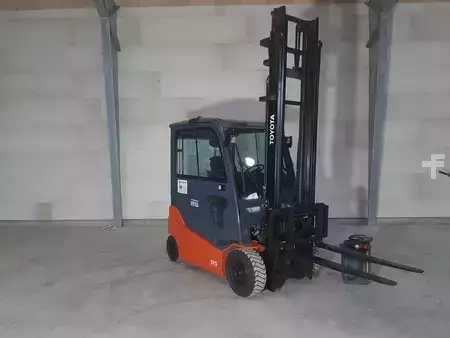 Elektro 4 Rad  Toyota 8FBMT25 (1)