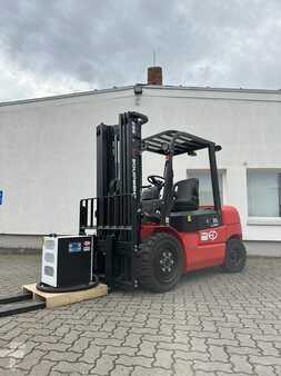 4-wiel elektrische heftrucks 2022  EP Equipment EFL352 (1)