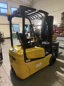 Eléctrica de 3 ruedas 2015  Yale ERP 20 VT (2)
