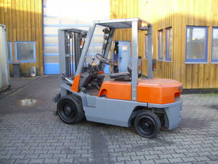 Empilhador diesel 1996 Nissan YJ02A25 (1)