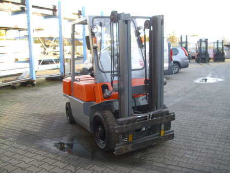 Empilhador diesel 1996 Nissan YJ02A25 (2)