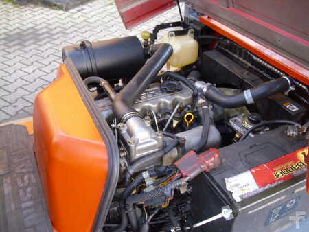 Empilhador diesel 1996 Nissan YJ02A25 (3)