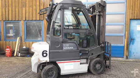 Empilhador diesel 2011 Nissan Y1D2A25Q (1)
