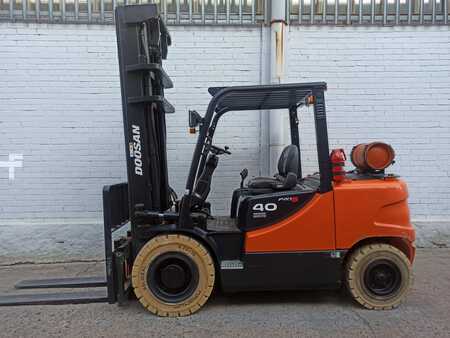 Chariots élévateurs GPL 2007  Doosan G40SC-5 (2)