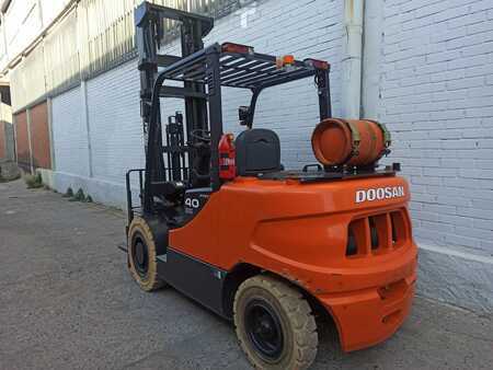 Chariots élévateurs GPL 2007  Doosan G40SC-5 (3)