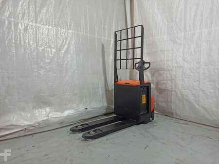 Electric Pallet Trucks 2015  BT LWE200 (3)