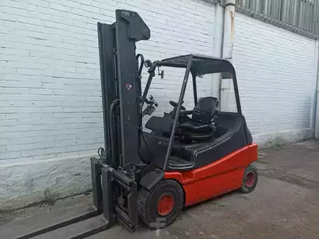 Eléctrica de 4 ruedas 2005  Linde E30-02 (1)