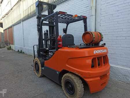 Carretilla elevadora GLP 2007  Doosan G40SC-5 (3)