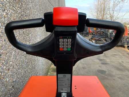 Niederhubwagen 2013  BT LPE240 (6)