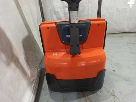 Transpaleta eléctrica 2015  BT LWE200 (5)