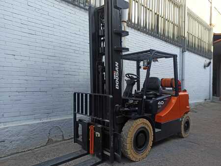 Chariot élévateur gaz 2007  Doosan G40SC-5 (1)