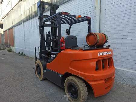 Gázüzemű targoncák 2007  Doosan G40SC-5 (3)