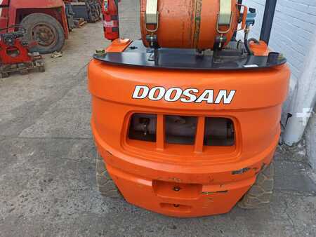 Chariot élévateur gaz 2007  Doosan G40SC-5 (6)