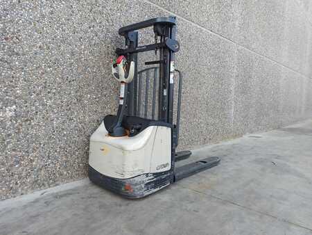 Stacker de condutor em pé 2015  Crown WF3000 (1)