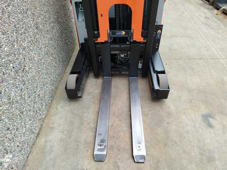 Schubmaststapler 2017  Toyota RRE160H Litio (4)